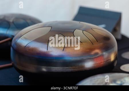 Stahldeichseltrommel. Nahaufnahme eines melodischen Percussion-Instruments, das in Meditation, Yoga, Klangtherapie und Entspannungsmusik verwendet wird Stockfoto