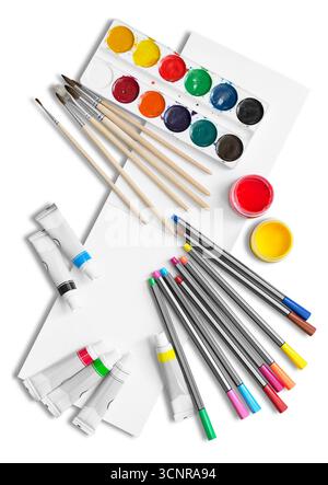 Bunte Farben, Stifte und Pinsel mit leerem Skizzenbuch isoliert auf weißem Hintergrund Stockfoto