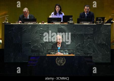 Vereinte Nationen. September 2025. Der ehemalige norwegische Premierminister Gro Harlem Brundtland (Front) spricht während einer Sondersitzung der Generalversammlung der Vereinten Nationen zum 80. Jahrestag der Gründung der Vereinten Nationen am 22. September 2025 in New York. Die Staats- und Regierungschefs der Welt forderten auf einer Sondertagung in der Generalversammlung am Montag, anlässlich des 80. Jahrestages der Vereinten Nationen, erneut auf ein Engagement für den Multilateralismus und die Gründungsprinzipien der UN-Charta. Quelle: Li Rui/Xinhua/Alamy Live News Stockfoto
