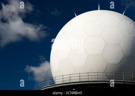NATS (National Air Traffic Services) Luftverkehrskontrollradarkuppel in der Nähe des Gipfels des Titterstone Clee Hill, Shropshire, Großbritannien Stockfoto