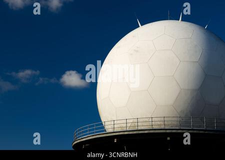 NATS (National Air Traffic Services) Luftverkehrskontrollradarkuppel in der Nähe des Gipfels des Titterstone Clee Hill, Shropshire, Großbritannien Stockfoto