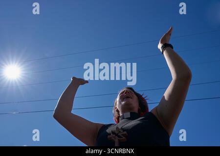 Pastor Kate Crisci erhebt ihre Arme im Gebet, als sie und andere Vereinigte Methodisten am 20. September 2025 vor einem EISGEFÄNGNIS in Tacoma, WA, protestieren. Stockfoto