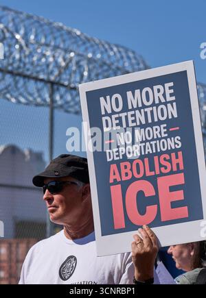 Ein Mann hält ein Schild, als die United Methodists am 20. September 2025 vor dem Northwest ICE Processing Center in Tacoma, WA, protestieren. Stockfoto