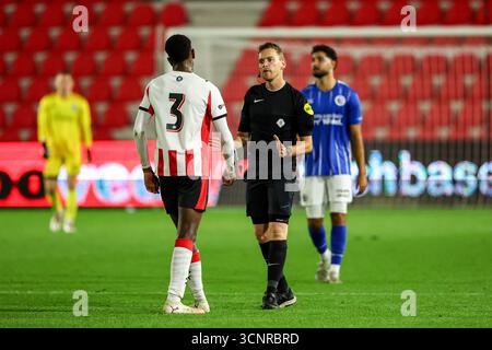 Eindhoven, Niederlande. September 2025. EINDHOVEN, 22.09.2025, PSV Campus de Herdgang, Saison 2025/2026, niederländischer Keuken Kampioen Divisie Football, Spiel zwischen Jong PSV und den Bosch, Foto zeigt Schiedsrichter Laurens Gerrets und Jong PSV Spieler Micheael Bresser Credit: Pro Shots/Alamy Live News Stockfoto
