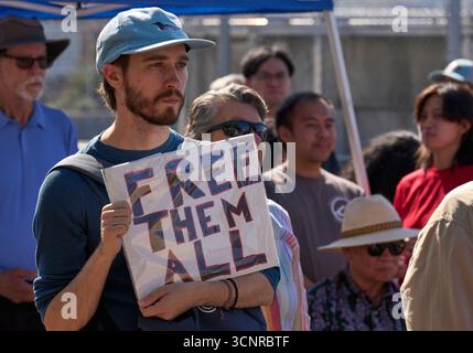 James Anderson hält ein Schild, als United Methodists am 20. September 2025 vor einem EISGEFÄNGNIS in Tacoma, WA demonstrieren. Stockfoto