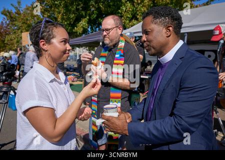 Madisynn McCombs Encinas erhält Kommunion von Bischof Cedrick Bridgeforth während eines Protestes am 20. September 2025 vor einem EISGEFÄNGNIS in Tacoma, WA. Stockfoto