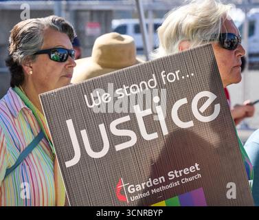 Eine Frau hält ein Schild, als United Methodists am 20. September 2025 vor dem Northwest ICE Processing Center in Tacoma, WA, protestieren. Stockfoto