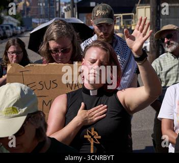 Reverend Kate Crisci betet, als sie und andere United Methodists am 20. September 2025 vor einem EISGEFÄNGNIS in Tacoma, WA, protestieren. Stockfoto