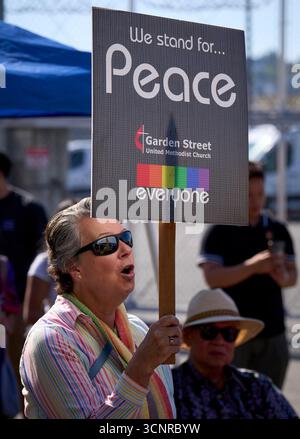 Gail Grossman aus Bellingham, WA, hält ein Schild bei der Demonstration der United Methodists am 20. September 2025 vor einem EISGEFÄNGNIS in Tacoma, WA. Stockfoto