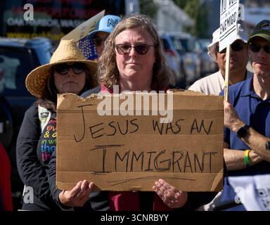 Rev. Meredith Dodd und andere United Methodists demonstrieren am 20. September 2025 im Northwest ICE Processing Center in Tacoma, WA. Stockfoto