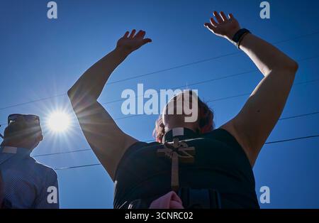 Pastor Kate Crisci erhebt ihre Arme im Gebet, als sie und andere United Methodists am 20. September 2025 vor einem EISGEFÄNGNIS in Tacoma, WA, protestieren. Stockfoto