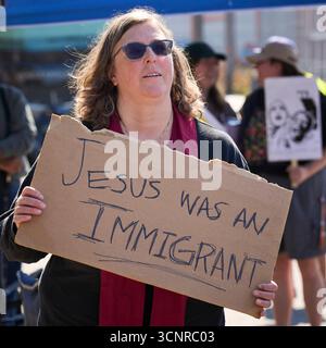 Der Reverend Meredith Dodd hält ein Schild, als United Methodists am 20. September 2025 vor dem Northwest ICE Processing Center in Tacoma, WA demonstrieren. Stockfoto