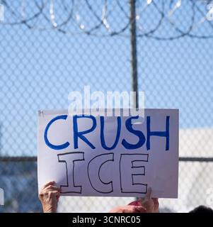 Eine Frau hält ein Schild, als United Methodists am 20. September 2025 vor dem Northwest ICE Processing Center in Tacoma, WA, protestieren. Stockfoto