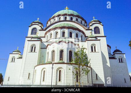Belgrads berühmtester Tempel - die Kirche Saint-Sava. Monumentale orthodoxe Architektur, Symbol serbischer kultureller Identität. Religionstourismus Stockfoto