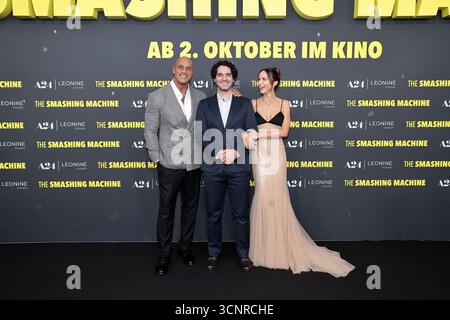Berlin, Deutschland. September 2025. Dwayne Johnson, Benny Safdie und Emily Blunt bei der ZERSCHLAGSMASCHINE Film Premiere im Zoo Palast in Berlin am 22.09.2025 in Berlin Credit: Ralph Metzger/Alamy Live News Stockfoto