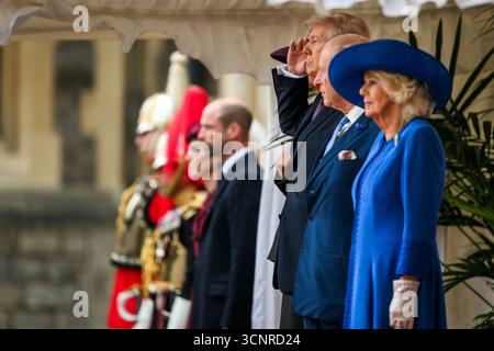 Präsident Donald Trump grüßt neben König Karl III. Und Königin Camilla während der militärischen Zeremonie im Windsor Castle in Windsor, England, am Mittwoch, den 17. September 2025. Bild mit freundlicher Genehmigung des Weißen Hauses. Stockfoto