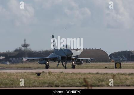 Ein italienischer Luftwaffe Eurofighter Taifun FGR Mk4 fährt während eines Flugtrainings in der RAF Coningsby, Coningsby, Großbritannien, 22. September 2025 (Foto: Mark Cosgrove/News Images) zurück zur Wanne Stockfoto