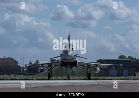 Ein italienischer Luftwaffe Eurofighter Taifun FGR Mk4 fährt während eines Flugtrainings in der RAF Coningsby, Coningsby, Großbritannien, 22. September 2025 (Foto: Mark Cosgrove/News Images) zurück zur Wanne Stockfoto