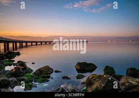 Langzeitbelichtungsansicht des Piers auf dem Meer im Seka Park Kocaeli Türkei Stockfoto