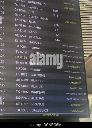 Istanbul, Türkei – 19. Juli 2024: Abflugtafel am Flughafen Istanbul mit Fluginformationen, einschließlich Zielorten, Gates und Status, wird angezeigt Stockfoto