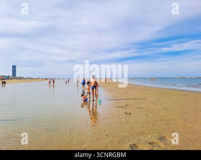 Cesenatico-Italien- 7. September 2025: Die Menschen entspannen im Sommer an der Strandküste. Konzept des Urlaubs am Meer. Hochwertige Fotos Stockfoto