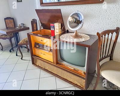 Cesenatico – Italien – 7. September 2025: Vintage-Entertainment-Center mit TV- und Schallplattenspieler. Hochwertige Fotos Stockfoto