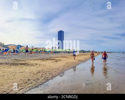 Cesenatico-Italien- 7. September 2025: Die Menschen entspannen im Sommer an der Strandküste. Konzept des Urlaubs am Meer. Hochwertige Fotos Stockfoto