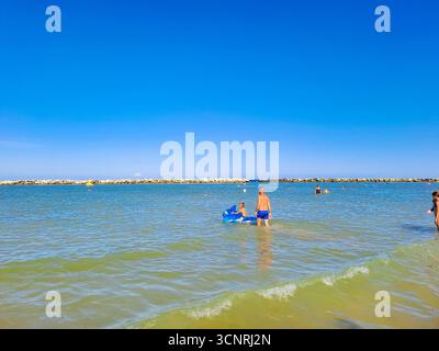 Cesenatico-Italien- 7. September 2025: Die Menschen entspannen im Sommer an der Strandküste. Konzept des Urlaubs am Meer. Hochwertige Fotos Stockfoto