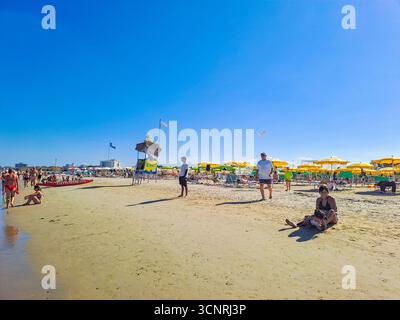 Cesenatico-Italien- 7. September 2025: Die Menschen entspannen im Sommer an der Strandküste. Konzept des Urlaubs am Meer. Hochwertige Fotos Stockfoto