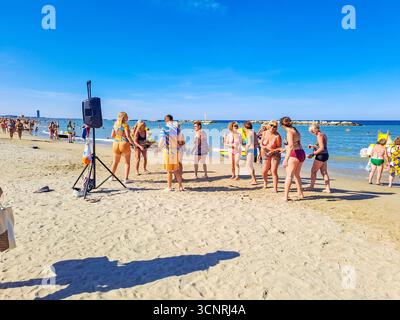 Cesenatico-Italien- 7. September 2025: Die Menschen entspannen im Sommer an der Strandküste. Konzept des Urlaubs am Meer. Hochwertige Fotos Stockfoto