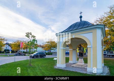 Draßburg: Johannes-Nepomuk-Kapelle, Hauptplatz im Neusiedler See, Burgenland, Österreich Stockfoto