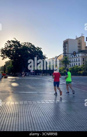 MALAGA, SPANIEN - 10. JULI 2025: Morgenspaziergang durch die ruhigen Straßen von Malaga, Spanien, mit sanftem Sonnenlicht und ruhiger Stadtatmosphäre. Stockfoto