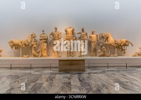 OLYMPIA, GRIECHENLAND - 10. AUGUST 2021: Skulpturen des östlichen Giebels des Zeus-Tempels im Archäologischen Museum von Olympia auf dem Peloponnes Stockfoto