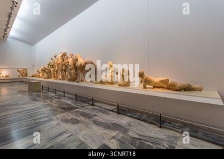 OLYMPIA, GRIECHENLAND - 10. AUGUST 2021: Skulpturen des östlichen Giebels des Zeus-Tempels im Archäologischen Museum von Olympia auf dem Peloponnes Stockfoto