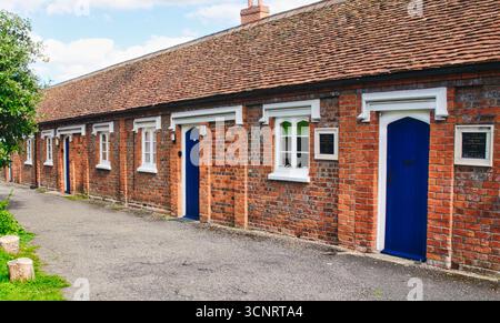 Henley on Thames, Oxfordshire, Vereinigtes Königreich, 22. September 2025: Eine Reihe von Almshouses aus dem 17. Jahrhundert im Kirchhof von Or Stockfoto