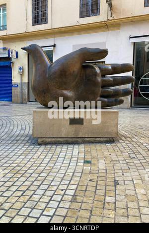 MALAGA, SPANIEN - 10. JULI 2025: Morgenspaziergang durch die ruhigen Straßen von Malaga, Spanien, mit sanftem Sonnenlicht und ruhiger Stadtatmosphäre. Stockfoto