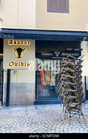 MALAGA, SPANIEN - 10. JULI 2025: Morgenspaziergang durch die ruhigen Straßen von Malaga, Spanien, mit sanftem Sonnenlicht und ruhiger Stadtatmosphäre. Stockfoto