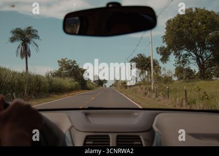 Fahrt auf offener Straße am sonnigen Tag Stockfoto