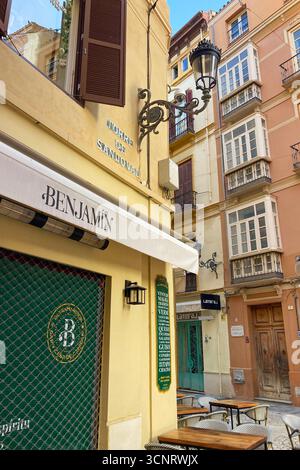 MALAGA, SPANIEN - 10. JULI 2025: Morgenspaziergang durch die ruhigen Straßen von Malaga, Spanien, mit sanftem Sonnenlicht und ruhiger Stadtatmosphäre. Stockfoto