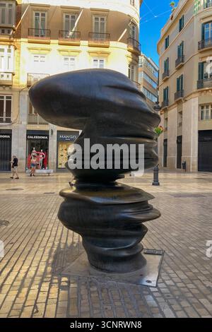MALAGA, SPANIEN - 10. JULI 2025: Morgenspaziergang durch die ruhigen Straßen von Malaga, Spanien, mit sanftem Sonnenlicht und ruhiger Stadtatmosphäre. Stockfoto