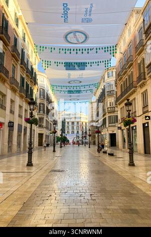 MALAGA, SPANIEN - 10. JULI 2025: Morgenspaziergang durch die ruhigen Straßen von Malaga, Spanien, mit sanftem Sonnenlicht und ruhiger Stadtatmosphäre. Stockfoto
