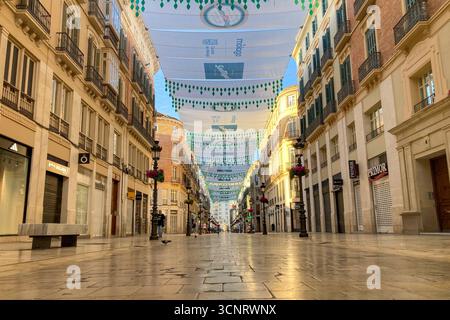MALAGA, SPANIEN - 10. JULI 2025: Morgenspaziergang durch die ruhigen Straßen von Malaga, Spanien, mit sanftem Sonnenlicht und ruhiger Stadtatmosphäre. Stockfoto