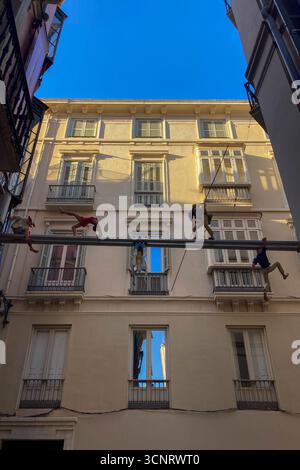 MALAGA, SPANIEN - 10. JULI 2025: Morgenspaziergang durch die ruhigen Straßen von Malaga, Spanien, mit sanftem Sonnenlicht und ruhiger Stadtatmosphäre. Stockfoto