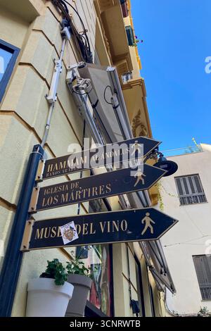 MALAGA, SPANIEN - 10. JULI 2025: Morgenspaziergang durch die ruhigen Straßen von Malaga, Spanien, mit sanftem Sonnenlicht und ruhiger Stadtatmosphäre. Stockfoto
