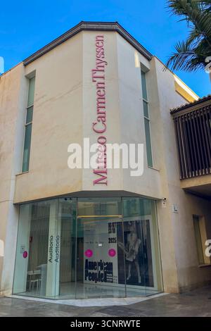 MALAGA, SPANIEN - 10. JULI 2025: Morgenspaziergang durch die ruhigen Straßen von Malaga, Spanien, mit sanftem Sonnenlicht und ruhiger Stadtatmosphäre. Stockfoto
