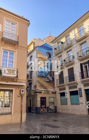 MALAGA, SPANIEN - 10. JULI 2025: Morgenspaziergang durch die ruhigen Straßen von Malaga, Spanien, mit sanftem Sonnenlicht und ruhiger Stadtatmosphäre. Stockfoto