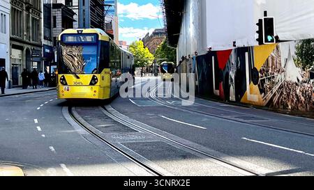 Eine Metrolink-Straßenbahn fährt am Rathaus von Manchester in der John Dalton Street vorbei Stockfoto