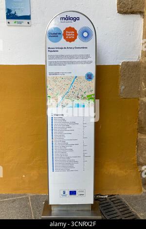 MALAGA, SPANIEN - 10. JULI 2025: Morgenspaziergang durch die ruhigen Straßen von Malaga, Spanien, mit sanftem Sonnenlicht und ruhiger Stadtatmosphäre. Stockfoto