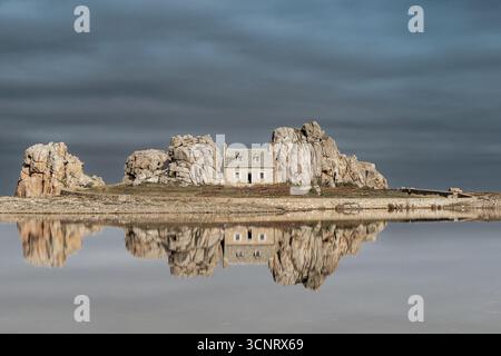 Zerklüftete Granitklippen in Gouffre de Plougrescant, Bretagne. Wilde Küstenlandschaft, geformt von Atlantikwellen. Natürliche Schönheit. Stockfoto