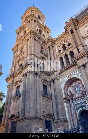 MALAGA, SPANIEN - 10. JULI 2025: Morgenspaziergang durch die ruhigen Straßen von Malaga, Spanien, mit sanftem Sonnenlicht und ruhiger Stadtatmosphäre. Stockfoto